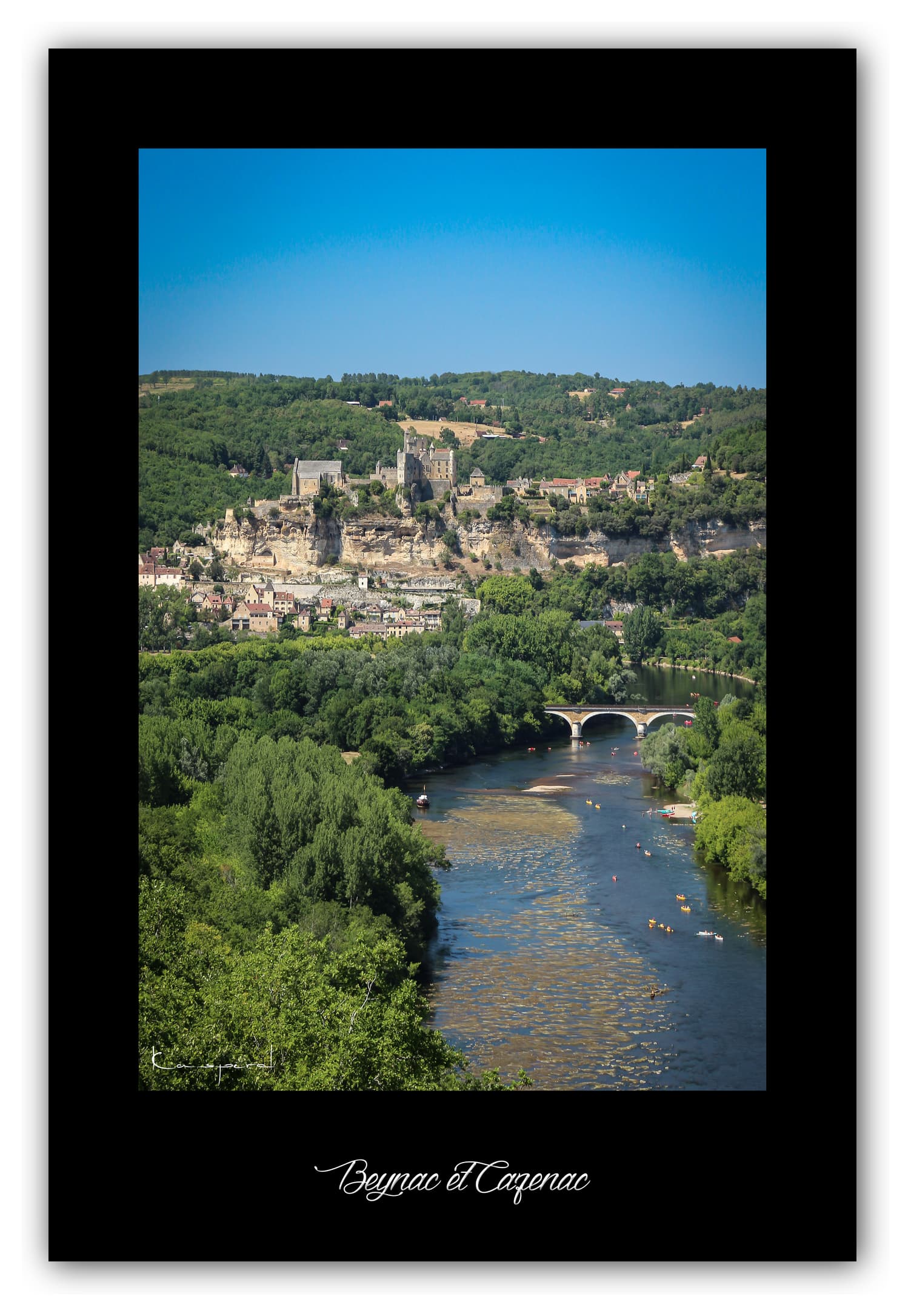 Poster Beynac-et-Cazenac - Dordogne (France). Affiches Formats 30x40 cm, 40x60 cm ou 50x70 cm. Impression sur Papier Photo. Décoration murale. Paysage. Architecture.