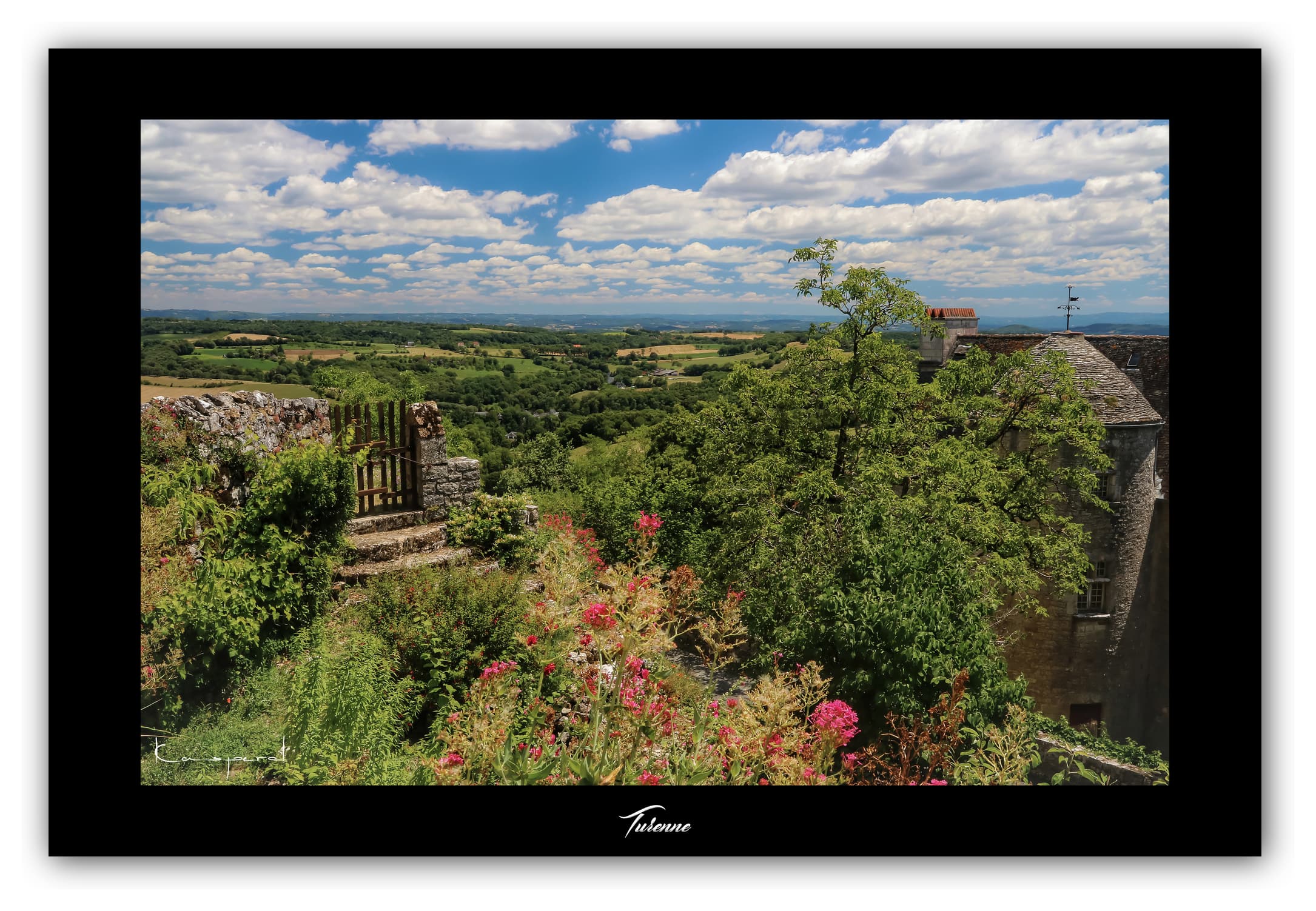 Poster Turenne - Corrèze (France). Affiches Formats 30x40 cm, 40x60 cm ou 50x70 cm. Impression sur Papier Photo. Décoration murale. Paysage. Architecture.