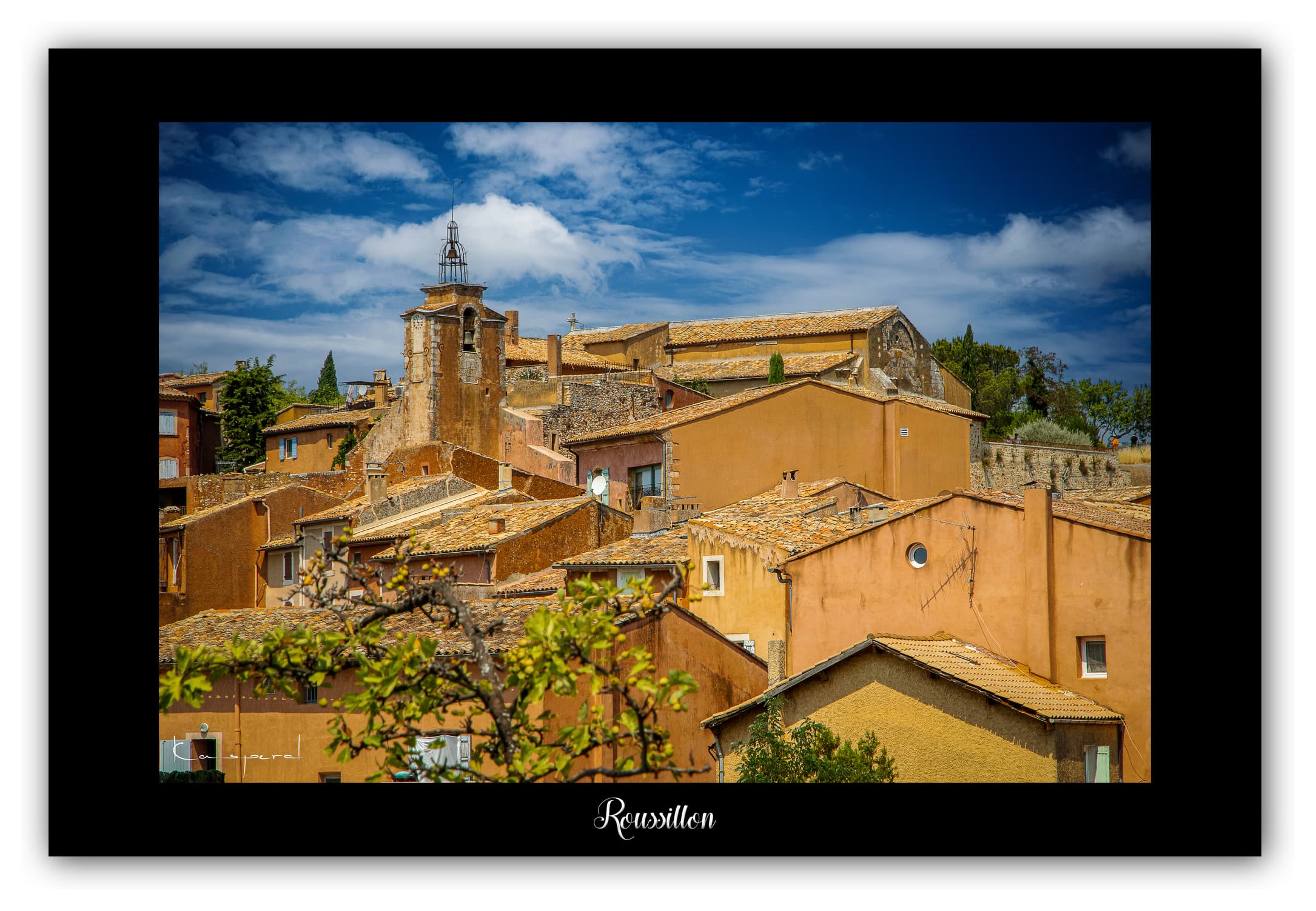 Poster Roussillon (Vaucluse - France). Affiches Formats 30x40 cm, 40x60 cm ou 50x70 cm. Impression sur Papier Photo. Décoration murale. Village. Couleur.
