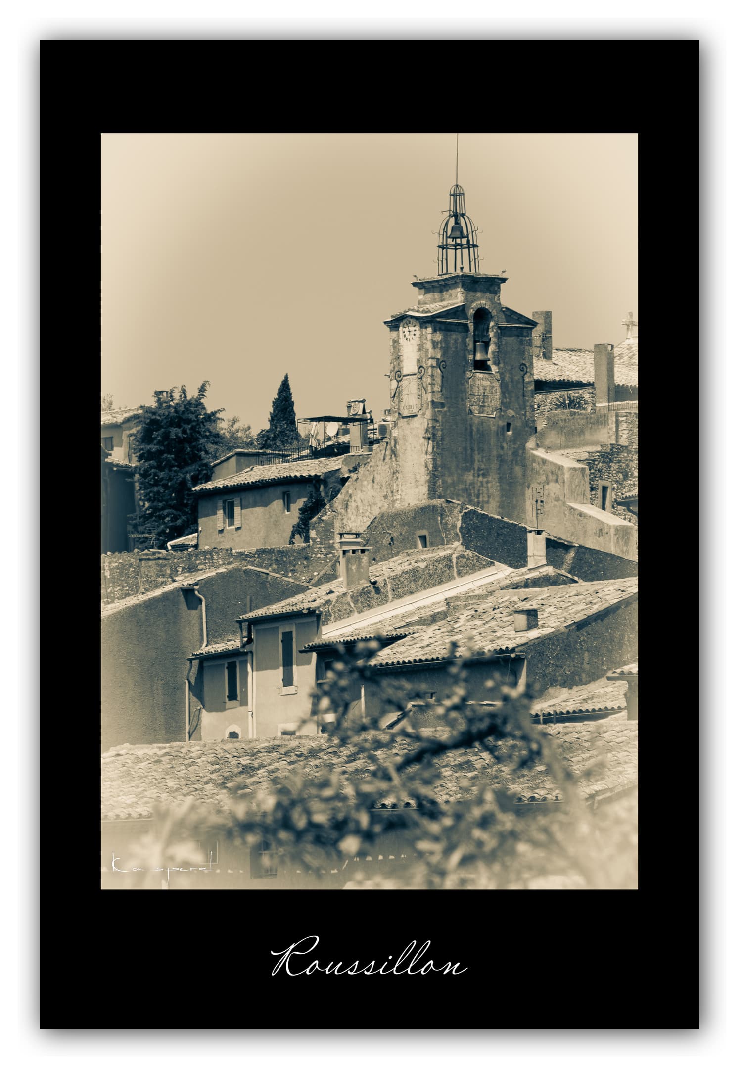 Poster Roussillon (Vaucluse - France). Affiches Formats 30x40 cm, 40x60 cm ou 50x70 cm. Impression sur Papier Photo. Décoration murale. Village. Noir et Blanc..